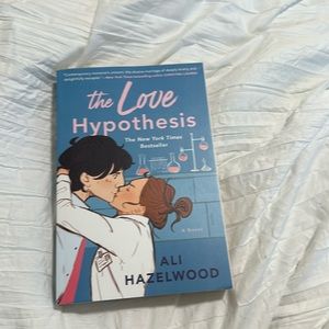 The love hypothesis, by ali Hazelwood, perfect condition has not been read yet!